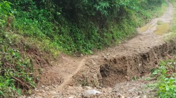 Jalan Antara Desa Laukidupen Dengan Laulingga Longsor, Lumpuh Total Tak Kunjung Dievakuasi: Warga Desak Pemkab Karo Turunkan Alat Berat