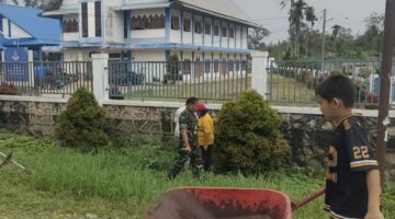 Babinsa dan Kepling Bersatu, Gotong Royong Bersihkan Jalan Gereja HKBP Parongil