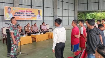 Tanamkan Cinta Tanah Air Sejak Dini, Babinsa Koramil 07/Salak Gembleng Puluhan Remaja di Pakpak Bharat