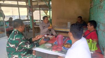 Humanis dan Penuh Keakraban, Babinsa Bersama Polisi Sambangi Warga di Warung Kopi Desa Boangmanalu