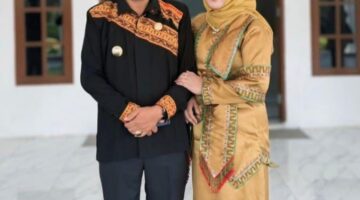 Bupati dan Ibu Bupati Gayo Lues Tampil Memukau dalam Balutan Kerawang pada Upacara Hari Pendidikan Nasional