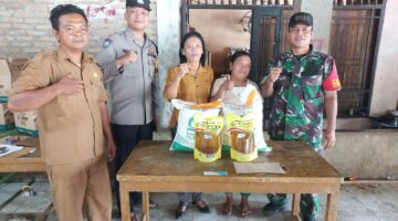 Babinsa dan Bhabinkamtibmas Dampingi Pemdes Rante Besi Salurkan Bantuan Pangan Kepada 188 KPM