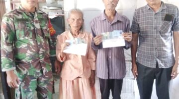 Sentuh Langsung Warga Rentan, Babinsa Koptu Herman Dampingi Penyaluran BLT-DD di Desa Soban