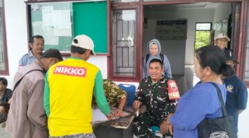Babinsa Serda Julianto Manik Dampingi Pemdes Salurkan Dolomit untuk 180 KK Petani di Cikaok