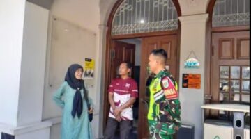 Babinsa Kelurahan Lemahwungkuk Laksanakan Komsos dengan Security Kantor Pos KCU Cirebon